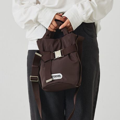 [^ԁF72519461004]yDesignzՂƂȂ̑fނƁA傫ڂ̃obNڂВdl̃V_[obOBobNMbƍiċВ^CvŎAו߂̓ɂ̓obNOĐ点΁AԂȃg[gobOƂėeʂ₹܂BySpeczJFXibv{^Ft@Xi[|Pbg~1V_[F߉iOsjyOUTDOOR PRODUCTS/AEghAv_Ncz1973NɕčT[XɂĒaBč݂̂Ȃ炸ẼAEghAV[ɂāAmłnʂmBȃR[fiCngpAufCpbN̑㖼vƂg452hf͂߁Aɘj鏤iWJBčA{𒆐SɁAE60ȏ̍ňĂuhłB