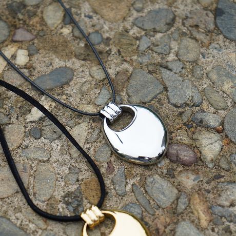 [^ԁF72529460010]yDesignzdՂ̑傫ڃ`[̃lbNXBU[R[hŃMM͗}A~̏dȂ肪Ȃm؂₩ɉoĂ܂BiVo[ɂ͍׊ەRAS[hɂ͊vRtĂ܂BjymaterialzKɂAɂɋT[WJXeXBiT[WJXeX͒AM[łASĂ̕ɓK̂ł͂܂Bj