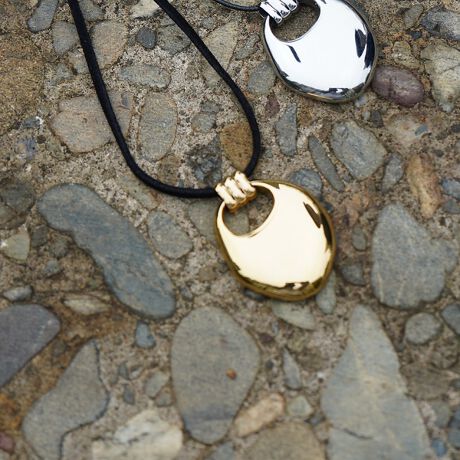 [^ԁF72529460010]yDesignzdՂ̑傫ڃ`[̃lbNXBU[R[hŃMM͗}A~̏dȂ肪Ȃm؂₩ɉoĂ܂BiVo[ɂ͍׊ەRAS[hɂ͊vRtĂ܂BjymaterialzKɂAɂɋT[WJXeXBiT[WJXeX͒AM[łASĂ̕ɓK̂ł͂܂Bj