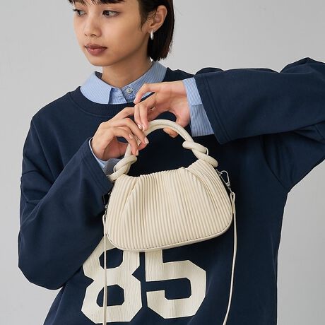 [^ԁF72529461003]yDesignzfUC̍gh̃v`obNoBŒ̉ו͎܂TCYłB{ȃmbg̃fBe[ƍ̂v[cfނōBRƂtHL[gŁAǂւłAčsȂACeB莝ƃV_[2WAYdlByFabricz悢̂鍇vgpBSnyAڈȏɏ_炩̂ŉו̏o₷łByStylingzVGbgJWAȃX^COɓɂ߁BnhȂLCڂIP[Wɂ