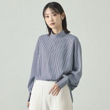 【着用しわ軽減/吸水速乾】ストライプバックボタンブラウス