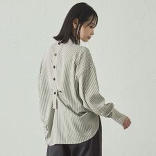 【着用しわ軽減/吸水速乾】ストライプバックボタンブラウス