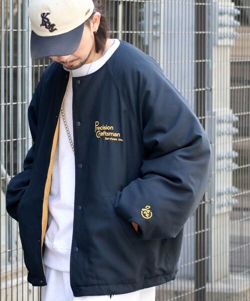 Javaジャバコラボ》ストリートで存在感を発揮。ロゴ刺繍中綿ノーカラー