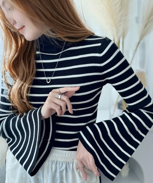 大人かわいいが実現できる。袖フレアハイネックニットプルオーバー（袖配色・無地・ボーダー）