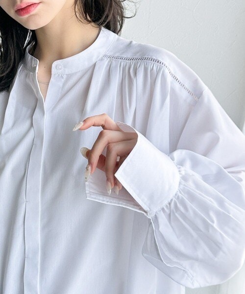 愛らしさと清楚感を両立する、リボンヘムクロップドギャザー長袖