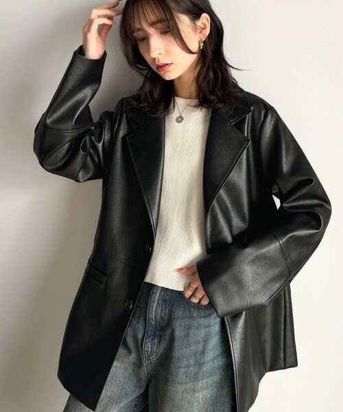 品格とトレンドを纏う。フェイクレザー テーラードジャケット