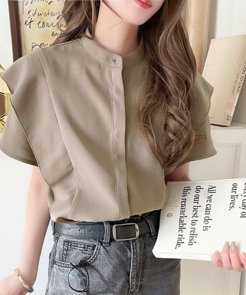 大人の可愛さを叶える。ラッフルフリルショルダーフレンチスリーブブラウス