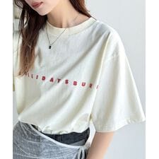 大人の上品カジュアルを楽しむ。シルケット風シンプル英字ロゴT