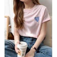 大人のこなれたシンプルスタイル。タックデザインハート刺繍Tシャツ(半袖)