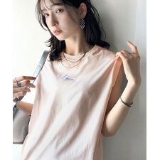 【接触冷感】大人カジュアルを格上げ！胸元ワンポイント刺繍ノースリーブトップ