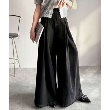 こなれ度アップのヴィンテージ風。変形タック使いワイドデニムパンツ