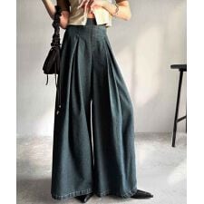 こなれ度アップのヴィンテージ風。変形タック使いワイドデニムパンツ