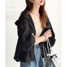 抜け感シアーで軽やかに。フード付きバルーンシルエットの長袖ブラウス