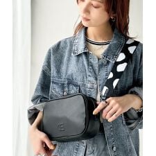 気取らないのに、おしゃれ見え。エンボスショルダーバッグ