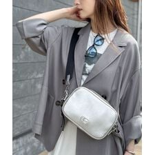 気取らないのに、おしゃれ見え。エンボスショルダーバッグ