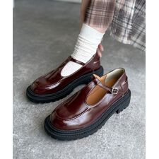 クラシック×モード、歩くたびに視線を奪う大人の足元。Tストラップローファー