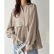 【2025AW新作】揺れるケープで魅せる、大人の上品スタイル。ペプラムケープシャツ（長袖）