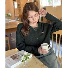 クラシカルエルフ(Classical Elf)の【mily bilet】やわらかな優しさ、漂う気品。前後2wayプレート使いケーブルニットカーデ