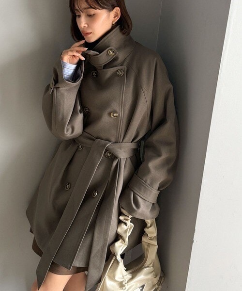 【2025AW新作】1枚あれば着回し自由自在。ケープ付きスタンドカラーミドル丈コート（ベルト付き）