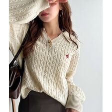 【25AW新作】”品よく華やぐ”。大人のマストバイニット。胸刺繍ケーブル編みポロ襟スキッパーニット