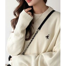 【2025AW新作】さらり抜け感ある着こなしが叶う。胸刺繍サムホール付きシンプルニット