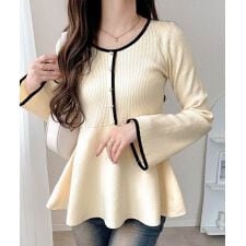 クラシカルエルフ(Classical Elf)の【mily bilet】フリルで華やぐ主役級トップス。 配色パールボタンリブニットペプラムトップス