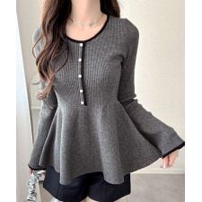 クラシカルエルフ(Classical Elf)の【mily bilet】フリルで華やぐ主役級トップス。 配色パールボタンリブニットペプラムトップス