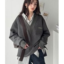 クラシカルエルフ(Classical Elf)の抜け感と上品さを両立。深めのネックで小顔見え♪ 胸刺繍Vネックダンボールニットトップス（長袖）