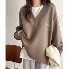 クラシカルエルフ(Classical Elf)の抜け感と上品さを両立。深めのネックで小顔見え♪ 胸刺繍Vネックダンボールニットトップス（長袖）