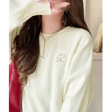 【25AW新作】シンプルながらも洗練されたデザイン。胸刺繍スウェット見えコクーンニット（長袖）