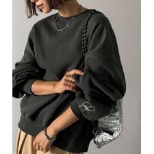 【2025AW新作】袖先のさりげない刺繍がアクセント。サインロゴ刺繍裏起毛スウェット