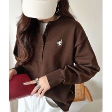 25AW新作《Javaジャバコラボ》顔周りスッキリ&胸元刺繍で映える♪配色刺繍ヘンリーネックニット