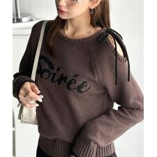 【mily bilet】大人ガーリースタイル♪ロゴ入りワンオフショルリボンニットプルオーバー（長袖）