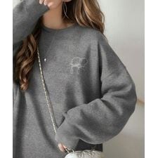 スウェットライクで”魅せる”大人のリラクシーな1枚。胸元サインロゴ刺繍入りニット