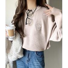 スウェットライクで”魅せる”大人のリラクシーな1枚。胸元サインロゴ刺繍入りニット