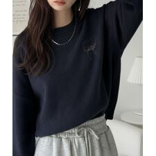 スウェットライクで”魅せる”大人のリラクシーな1枚。胸元サインロゴ刺繍入りニット