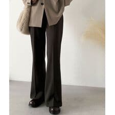 エレガントなフレアシルエットで、スタイルアップを実現！ブラッシュドジャージーセミフレアパンツ