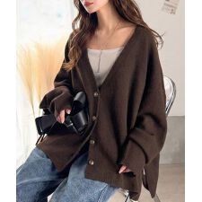 ふんわり包み込む暖かさで、冬の定番に。ゴールドボタン使いオーバーサイズVネックニットカーデ（長袖）