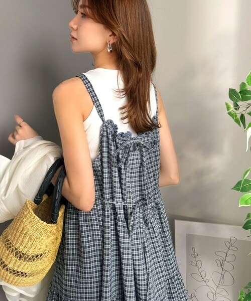 ティアードバックリボンキャミワンピース 甘さは、さりげなく仕込むくらいがいい。チェックティアードバック