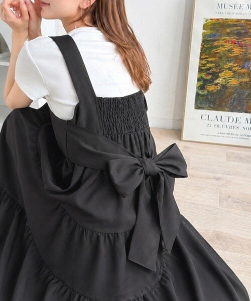 ふわっと華やか、後ろ姿まで美しく。バックリボンティアードワンピース