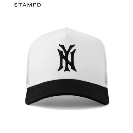 STAMPD (X^vh) 2024'AW COLLECTIONuNY 002 Trucker HatvE[fނtgplɍ̗pgbJ[LbvB NYGufUCƁAoCU[STAMPDXgCNSfUCIB VvȃfUCŃX^CO₷AQ̃CpNgACeBiԍSLA-U3304HT[^:stp409u3404]