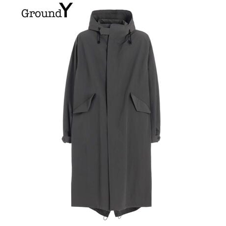 Ground Y / OEh C 2025'SS COLLECTIONuRECYCLED NY TASSAR HOODED MODS COATvt@Xi[|Pbg̃fBe[IȃbYR[głBS̓IɑԂȃt@Xi[gACpNĝfUCɎdグ܂B|Pbg̐[eBeBɂg܂Bɂ̓h[R[hĂAWXg\łBGRSF؂TCNiCgpDɓȈkHsƂŁAƓ̍xȕƁAi`ȃBe[WvX܂B܂AREŕɂւ̉eOtbfgpĂȂC-ZEROH{ĂA@\ƉK𕹂Ă܂BɁA܂gpɉkHȂǏ]̃RpNgHƓ̓\AׂyTXeBiufނłBf180cm psize:03iԍGP-C03-600-1-03[^:gdy503jk03600gy]