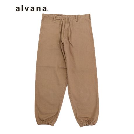 alvana(A@i) 2025'SS COLLECTIONuNATURAL TWILL CHRIS PANTSvԂ́uNATURAL TWILL PANTSvx[Xɏׂ߂̃VGbgɎdグAɍiꂽXEFbgpc̗lȃh[XgOpcBuCv肠܂҂ނƂŁA_炩ӂƂdオɁBĂyn炱邱Ƃł󏭂ȑfށBdグɓVȐkO邱ƂŁAn̕܂Bi`ȑfށE^I̗lȔGɈxGĂ݂ĂBuhalvana(A@i)Ԃ̋L^BA[JCudˍ킹邱ƂŐVumv܂BŒTOɂƂȂAVɌiÂBiԍALV-90109[^:alv504pt90109br]