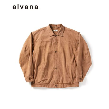 alvana(A@i) 2025'SS COLLECTIONuNATURAL TWILL SHORT JACKETvNATURAL TEIWLLfށuCv肠΂҂ނƂŁA_炩ӂƂdオɁBĂyn炱邱Ƃł󏭂ȑfށBdグɓVȐkO邱ƂŁAn̕܂Bi`ȑfށE^I̗lȔGɈxGĂ݂ĂBTCh|PbgdlBIWi̐{^͂ĉH{AcĂ܂Buhalvana(A@i)Ԃ̋L^BA[JCudˍ킹邱ƂŐVumv܂BŒTOɂƂȂAVɌiÂBiԍALV-90112[^:alv504jk90112br]