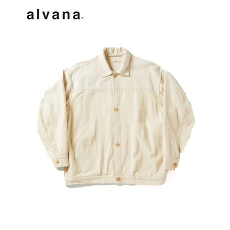 alvana(A@i) 2025'SS COLLECTIONuNATURAL TWILL SHORT JACKETvNATURAL TEIWLLfށuCv肠΂҂ނƂŁA_炩ӂƂdオɁBĂyn炱邱Ƃł󏭂ȑfށBdグɓVȐkO邱ƂŁAn̕܂Bi`ȑfށE^I̗lȔGɈxGĂ݂ĂBTCh|PbgdlBIWi̐{^͂ĉH{AcĂ܂Buhalvana(A@i)Ԃ̋L^BA[JCudˍ킹邱ƂŐVumv܂BŒTOɂƂȂAVɌiÂBiԍALV-90112[^:alv504jk90112nt]