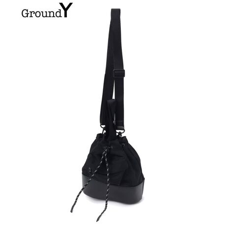 Ground Y / OEh C 2025'AW COLLECTION uWRINKLED NYLON 2 WAY POUCHv[hJWAȃfUC̏ԂȃV_[obOłB֗ȑO|Pbg[tŁApACełB莝łV_[łgA2WAYdlłBVH{̂iCfނpAfC[gɂ߂̃ACełB{̂̉̐؂ւ́ATXeBireB̊ϓ_vȓsDzpčꂽlHvgpĂ܂BiԍGL-I04-650-3-02[^:gdy507bg04650bk]