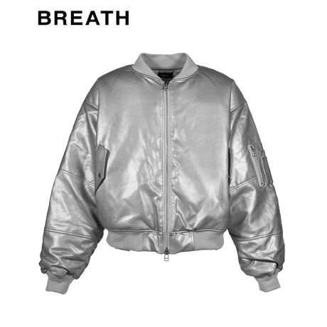 J[Vo[f[\n]v[n]|GXe100%[]|GXe100%[u]E[68% AN30% |E^2%TCY(cm)[M]60Ag62A62A62.5[L]62Ag64A64A64iBREATH(uX)2025'AW COLLECTIONuFAUX LEATHER BOMBER JACKETv{̃qbvzbvV[j㏉̓h[Ƃ𐬂U𔭕\A_ސ쌧sog8MCqbvzbvN[ "BAD HOP(obhEzbv)"肪Apuh"BREATH(uX)"FAUX LEATHERfނgp{o[WPbgB̃A[|PbgfUCƃrbNVGbgIBӁuEU₨g̃j^[ɂAfډ摜Ǝۂ̏i̐F኱قȂꍇ܂B炩߂BiԍBR25AW-O0012