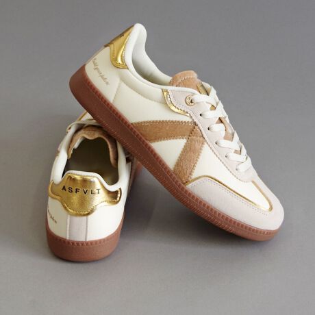 [^:ASF-EL-CLASS-ES]25tĐVyiЉzǂgA΃C}hLIȃX|[cXj[J[VoI90NɗsTbJ[̃g[jOV[YɃCXpCAꂽELITE CLASSIC(G[gNbVbN)B͋C̃Ko[AEg\[ɁA炩ȃU[̃Abp[X|[eB[Ȃ̂ɏiȕ͋CɁBVvȃtHȂɁAJ[̔zFɂAeB[gD[LbvXEF[hXɐꂽۂvXAX|[eB[ƃ^E[X̃CCgRIϋvQŔɂKo[\[͌ڂłȂSnQłB摜̓Tvî߃fUC̎dlς\܂̂ŗ\߂ByX^btpzX^btj23cm ([bpTCY36)bF20.5cm / F8.5cm / F23cm̓FAb̌nF / iFi`/ p[\iJ[FCGxtASFVLT͕i36𒅗pA37Ō̃\bNX𗚂ĂۂłB36ł҂łBASFVLT̑fUCɔׂƃ\[͔łᔽ̃C\[̂ŋCɂȂ܂łB̍󂪍܂IX^bt`23.5cm ([bpTCY36-37)bF20.5cm / F8.0cm / F24.0cm̓FbpvX23cmAXj[J[23.5cm𗚂ƂłB̌nF / iFEF[u / p[\iJ[FCGxHASFVLTł37TCY𗚂ƂłB̃Xj[J[ł37TCYł҂łB[eN̂X^CbVȃfUCŁAJWAɂꂢ߂ɂL킹₷łBX^btl23.5cm ([bpTCY37-38)bF21cm / F9.5cm / F23.5cm̓FLAwZpvX23.5cmAXj[J[24cm𗚂ƂłB̌^Fʁ@/@iFi`@/@p[\iJ[FuxăpvXAXj[J[23.5cmASFVLTł38TCY悭Ă܂B̃Xj[J[ł37Ŕ̌Cł܂B38TCYł̓XgXȂ]Tė܂BiXj[J[ƓTCYŗǂłBX^btb25.5-26cmi[bpTCYF39-40jbF23cm / F9.5cm / F25cm̓FLAbi͓{̃V[Y26cmACÕV[Y25.5cm̌C𗚂ƂłBiFi`@/@p[\iJ[FCG׏t3940TCY𗚂Ă݂āA39TCY͕CƂɊ܂BCRɂ߂ΕsRȂEł܂ÂŁA40TCYIт܂I傤ǂ悭Kɗ܂yuhЉz2013NpŃX^[gXj[J[uhuASFVLT(AXt@g)vt@bVƌAăXj[J[Ă܂ȂDavidLetangCyrill Toures2lグASFVLTB2l̑zXg[gEFA̒m𐶂AXg[gƃeNmW[ɃCXpCAčꂽXj[J[͉KŌyʂ̃t@CfނȂǍōȋfނgpׂĎƂōĂ܂BuʂȂXj[J[vƂăj[NȃJ[OȂ̃CtX^CɓރfUCŒjEN킸{[_XXj[J[ƃtX݂̂Ȃ炸E爤ĂuhւƐ𐋂Ă܂B