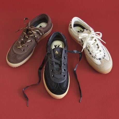 [^:ASF-SWING-EW]25H~VIgiȏiZVXj[J[2025NH~RNV̐VuSWING74(XEBO74)v́AXj[J[łȂvĈ悤ȏi킹AÑJWAX^CPłBgDLbvɃu[O(){fUĆANVJŐꂽ͋CvXĂ̂ŁAivCpAVvȃXj[J[ɖOɂ߂łI[XAR[fCAIp[hȂǁAV[YƂ̃t@bVɍ킹₷ʂȃAbp[fUC͑ł͂ȂȂj[NȕȂ痎x[XJ[ō킹₷̂ŁA肰ȂIVy߂܂B[JbgdlŁAfjXbNXAXJ[gȂǕLX^COɃ}b`܂BɁAyʂŏ_炩ȃS\[̗pAԂ̕słKȗSnAhLC߃JWAhy߂iŃj[NȃXj[J[T̕ɂ߂łByuhЉz2013NpŃX^[gXj[J[uhuASFVLT(AXt@g)vt@bVƌAăXj[J[Ă܂ȂDavidLetangCyrill Toures2lグASFVLTB2l̑zXg[gEFA̒m𐶂AXg[gƃeNmW[ɃCXpCAčꂽXj[J[͉KŌyʂ̃t@CfނȂǍōȋfނgpׂĎƂōĂ܂BuʂȂXj[J[vƂăj[NȃJ[OȂ̃CtX^CɓރfUCŒjEN킸{[_XXj[J[ƃtX݂̂Ȃ炸E爤ĂuhւƐ𐋂Ă܂B