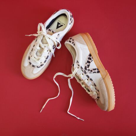 [^:ASF-SWING-EW]25H~VIgiȏiZVXj[J[2025NH~RNV̐VuSWING74(XEBO74)v́AXj[J[łȂvĈ悤ȏi킹AÑJWAX^CPłBgDLbvɃu[O(){fUĆANVJŐꂽ͋CvXĂ̂ŁAivCpAVvȃXj[J[ɖOɂ߂łI[XAR[fCAIp[hȂǁAV[YƂ̃t@bVɍ킹₷ʂȃAbp[fUC͑ł͂ȂȂj[NȕȂ痎x[XJ[ō킹₷̂ŁA肰ȂIVy߂܂B[JbgdlŁAfjXbNXAXJ[gȂǕLX^COɃ}b`܂BɁAyʂŏ_炩ȃS\[̗pAԂ̕słKȗSnAhLC߃JWAhy߂iŃj[NȃXj[J[T̕ɂ߂łByuhЉz2013NpŃX^[gXj[J[uhuASFVLT(AXt@g)vt@bVƌAăXj[J[Ă܂ȂDavidLetangCyrill Toures2lグASFVLTB2l̑zXg[gEFA̒m𐶂AXg[gƃeNmW[ɃCXpCAčꂽXj[J[͉KŌyʂ̃t@CfނȂǍōȋfނgpׂĎƂōĂ܂BuʂȂXj[J[vƂăj[NȃJ[OȂ̃CtX^CɓރfUCŒjEN킸{[_XXj[J[ƃtX݂̂Ȃ炸E爤ĂuhւƐ𐋂Ă܂B